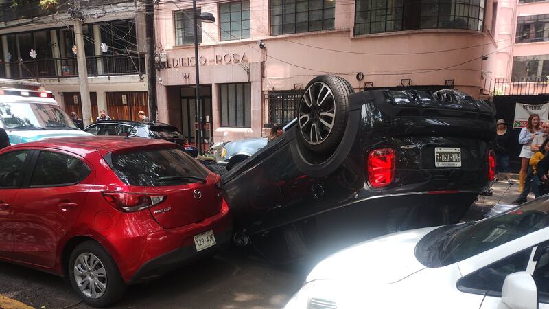 Mini Cooper protagoniza impresionante volcadura en la colonia Condesa