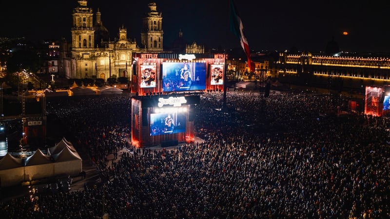 Juan Gabriel tiene ‘lleno total’: más de 170 mil acudieron a ver su concierto en el Zócalo