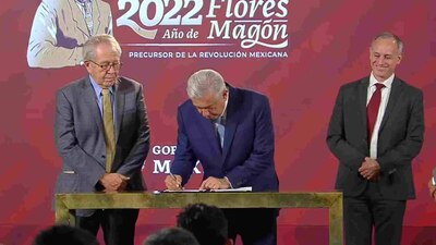 Firmó el decreto durante la conferencia en Palacio Nacional