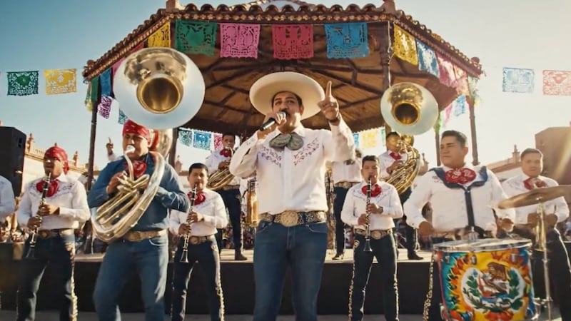 VIDEO: Embajada de EU llama a mexicanos a no migrar... con una banda musical generada con IA