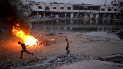 Imágenes de lo ocurrido mostraban tiendas de campaña ennegrecidas y automóviles incendiados