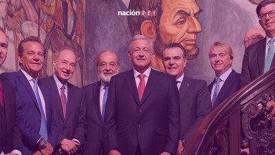 Una fotografía de AMLO con la clase empresarial; al centro Carlos Slim, el hombre más rico de México