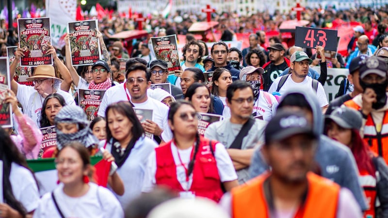 Padres de los 43 normalistas de Ayotzinapa exigen justicia a 12 años de la desaparición de los jóvenes