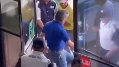 Fue grabado por otros usuarios al momento de cometer la agresión