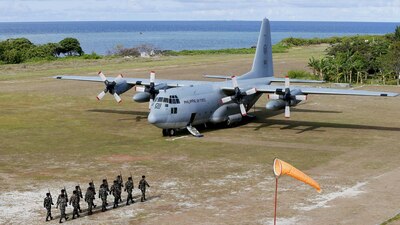 En esta imagen de archivo de 2017 se observa un avión C-130 de transporte de tropas de la Fuerza Aérea de Filipinas.