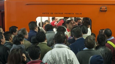 Usuarios acusaron que la saturación de las estaciones era tal, que llegar a los andenes toma hasta 15 minutos.