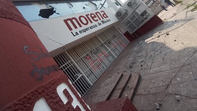 En las fachadas de todos estos edificios dejaron pintas como “Primera Llamada” y “CNTE Vive”