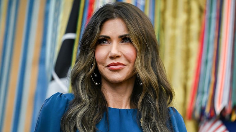 “Pandilleros y cárteles se organizan para atacar a agentes del ICE”, alerta Kristi Noem