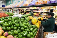 Ante presiones económicas, Trump elimina aranceles a la carne de res, café y frutos tropicales