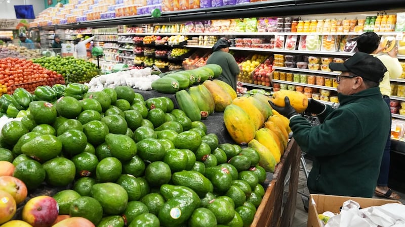 Ante presiones económicas, Trump elimina aranceles a la carne de res, café y frutos tropicales