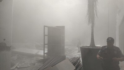 Policías y bomberos ayudaron a apagar las llamas