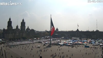 Como detalle, destaca que la bandera sí está izada, previo al mítin político de la 4T