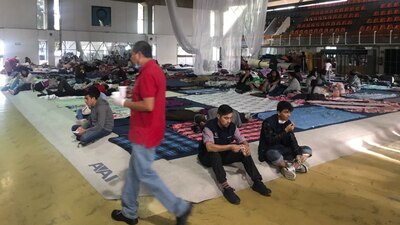 Cientos de personas afectadas por el sismo de la Ciudad de México en un albergue de la delegación Benito Juárez