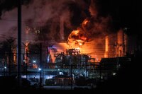 “Todo el cielo estaba naranja”: Se incendia refinería de Chevron, a las afueras de Los Ángeles