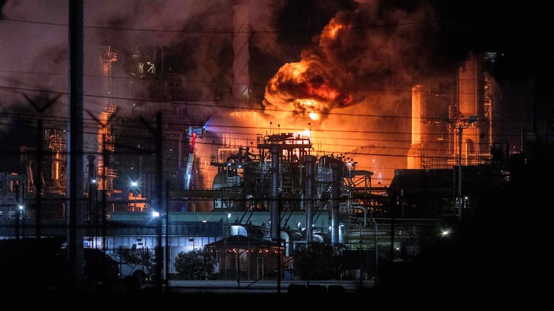 “Todo el cielo estaba naranja”: Se incendia refinería de Chevron, a las afueras de Los Ángeles