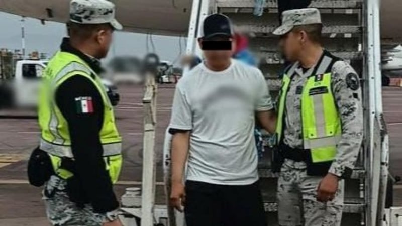 Hombre que intentó desviar avión consigue le resten delitos; lo vinculan a proceso