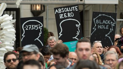 Pancartas con la silueta del presidente Donald Trump durante la marcha pro ciencia en Nueva York