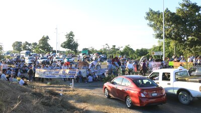 Integrantes de un sindicato magisterial durante una protesta en Villahermosa, Tabasco