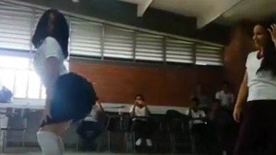 Un grupo de estudiantes de una secundaria de Tabasco practicando el perreo