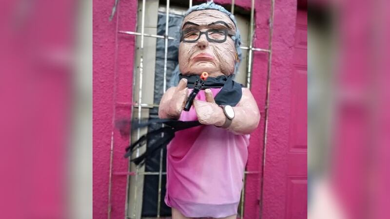 Crean piñata de Carlota ‘N’, la abuelita que asesinó a 2 hombres en Chalco