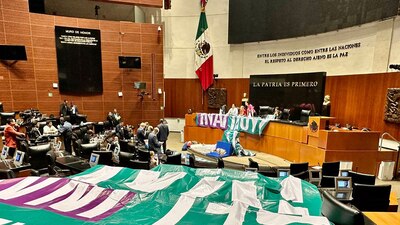 Los senadores se oposición continúan su plantón en el Pleno de la Cámara Baja