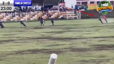 El momento en que un rayo cae sobre jugadores de fútbol fue captado en video
