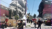 Fuego en Ecatepec: evacúan viviendas y suspenden el Mexicable  por incendio en fábrica de colchones