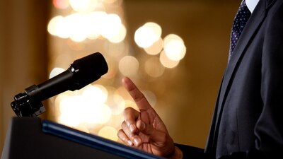 En tiempo de campañas los políticos prometen algunas cosas poco usuales al electorado