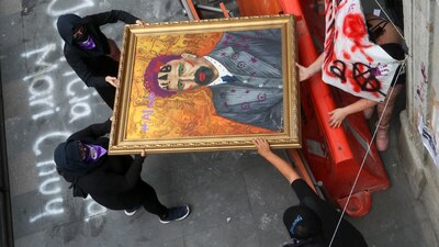 Colectivos feministas hicieron pintas en la CNDH como forma de protesta