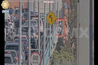 VIDEO: Presunto ladrón se lanza del segundo piso del Periférico para evitar ser detenido; falla en el intento