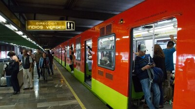 El director del Metro, Guillermo Calderón Aguilera, encabezó la verificación de los sistemas de operación