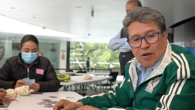 El morenista cumplió su promesa de intercambiar estampas del álbum del Mundial de Qatar 2022.