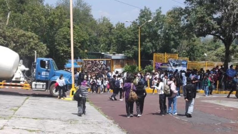 Alumno muere tras ataque con navaja en el CCH sur; agresor se lanza desde un segundo piso