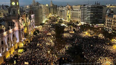 La gran manifestación se lleva a cabo en la plaza del Ayuntamiento de Valencia