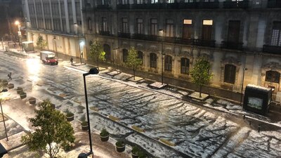 Una intensa lluvia con granizo azotó a la Ciudad de México este lunes