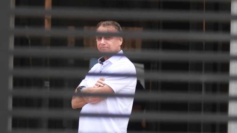 Juez da permiso a Bolsonaro salir de prisión para someterse a una cirugía por hernia