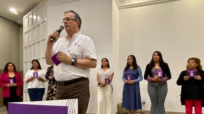 Marcelo Ebrard promovió su proyecto del 'Pasaporte Violeta'