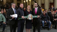 'Canelo' Álvarez entrega a Claudia Sheinbaum guantes blancos de la paz