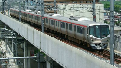 Uno de los trenes que utiliza una compañía japonesa para conectar la ciudad de Tsukuba a Tokio