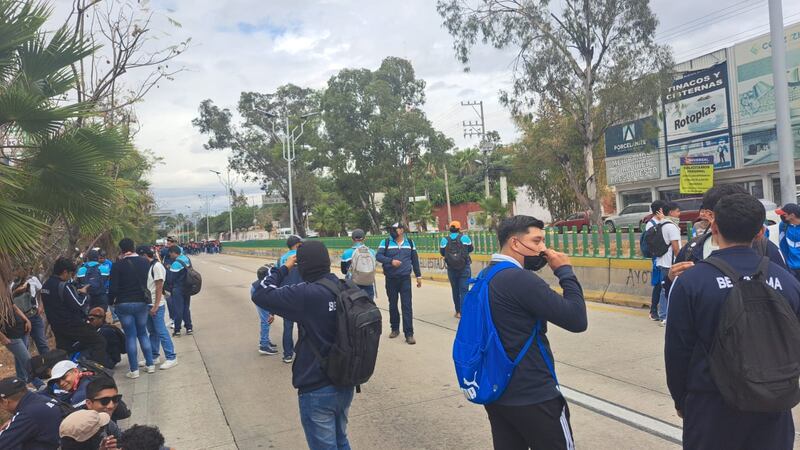 Normalistas bloquean calles de Guerrero y la Autopista del Sol; piden entrega de material didáctico