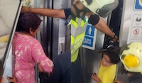 Rescatan a 2 mujeres atrapadas durante más de 1 hora en elevador del Metro Plaza Aragón