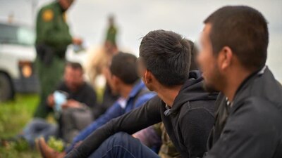 Al menos 15 vehículos militares están ubicados a las orillas del río