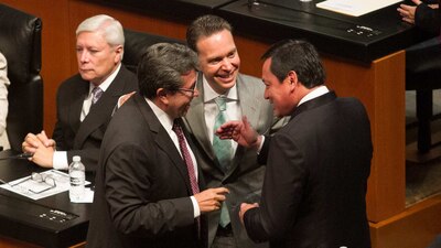 Ricardo Monreal, Manuel Velasco y Miguel Ángel Osorio Chong durante la instalación del Senado