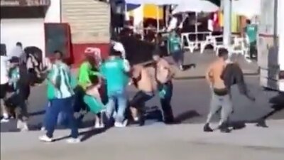 Los aficionados de ambos equipos se enfrascaron en una pelea tras el empate en el Nemesio Díez