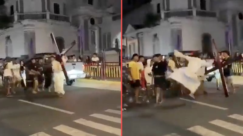 VIDEO: ‘Jesús’ lanza patada a joven que lo molestaba durante el viacrucis de Semana Santa