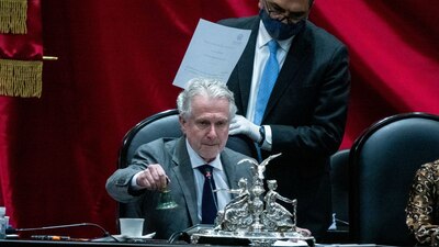 El legislador cometió un pequeño error que le sacó una que otra risa a los legisladores