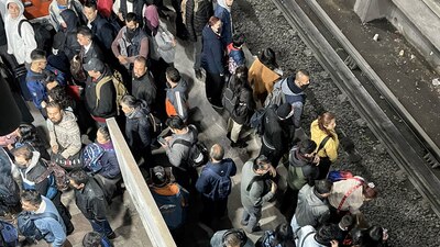 Usuarios se quejan de aglomeraciones en los andenes