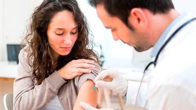 a primera en ser inyectada fue Sandra Lindsay, una enfermera del Long Island Jewish Medical Center, ubicado en Nueva York.