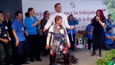 Los trabajadores de limpieza del Senado disfrutaron del sexy baile del senador Jorge Luis Lavalle