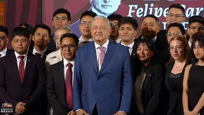 AMLO recibió a 49 jóvenes en Palacio Nacional, quienes serán vinculados al trabajo en el gobierno